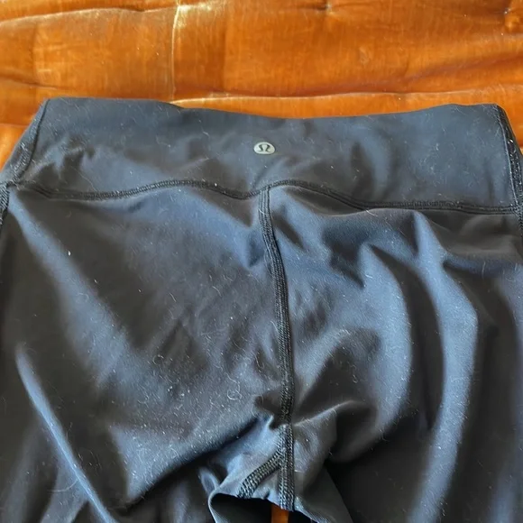 Black sz 6 Lululemon leggings with mesh side pockets - Picture 3 of 5